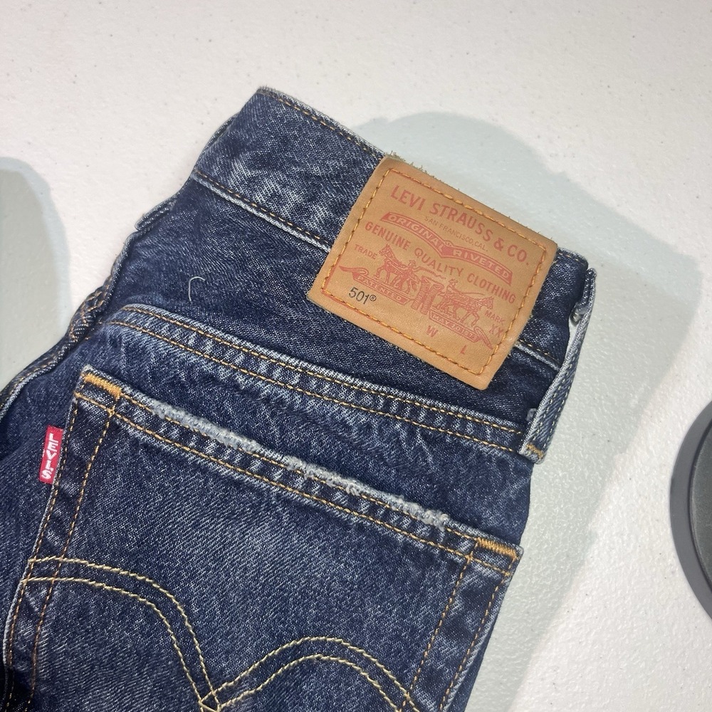 Levi's 501 Women's  Original 26x32 Premium Denim Blue Jeans‎ EUC - Picture 2 of 11